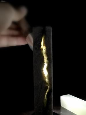 稀品!绝品!拍品为最大的一柱!青田岩门晶,柱高11.8厘米,方章2.5厘米!孔网少见柱高能超过8厘米的方章正材!晶体较大贯穿章体!~~【岩门晶,出产时间为2011年至2012年,已停产!】 这是比较绝产的小石种,短短一年的出产期,问世量少得可怜!幸亏有图录,不然稍纵即逝再难认