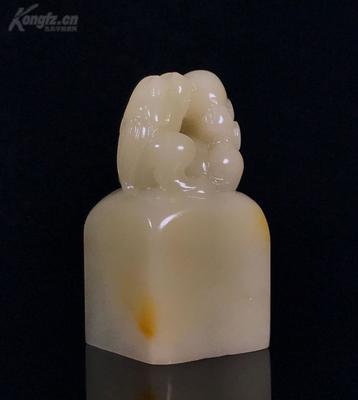 (台湾回流),精品寿山石老性结晶蜡质地通透芙蓉古兽戏球印章,质地通透,芙蓉晶的质地,芙蓉晶现在没什么产量了,一小块质地好的原石都要几千元,这件成型了至少有30年了,质地和润度都堪称极品,关键是雕工精细,栩栩如生,这种雕工,只是工钱也得2000以上吧,还未必雕刻的这样传神,升值潜力巨大的一件精品!